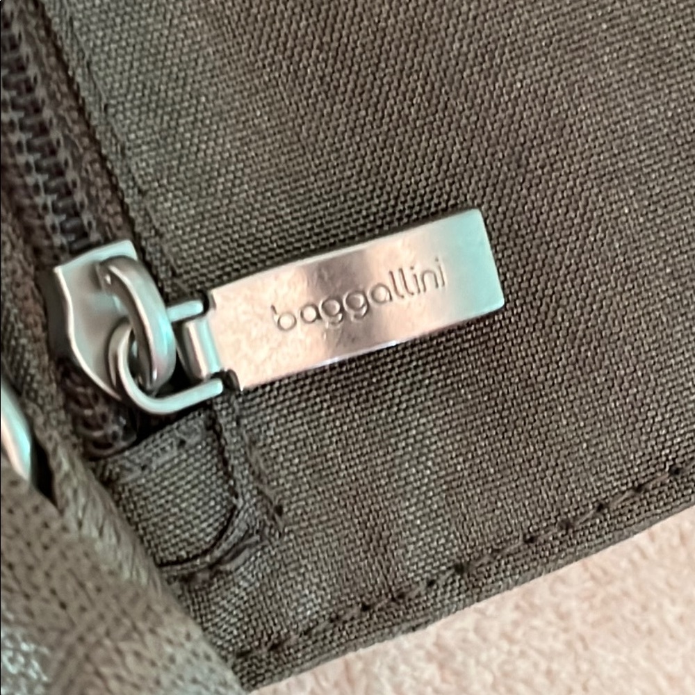 NWOT Baggallini Gray Dash Crossbody Bag - Picture 6 of 7